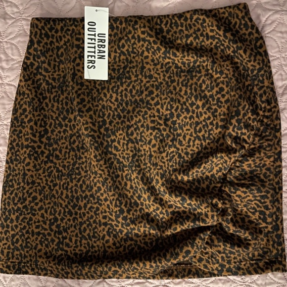 Urban Outfitters Kinsley  Ruched Pull-On Mini Skirt Size S - Picture 3 of 4